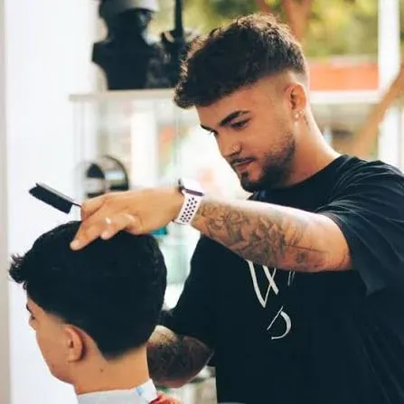 Barbero trabajando en Antonio Blanco Barbería de Cartagena