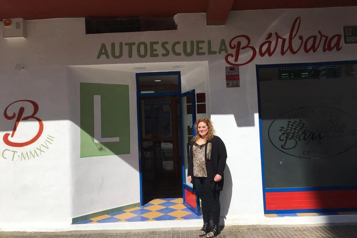 Fachada de Autoescuela Bárbara en Cartagena con su rótulo y entrada al centro