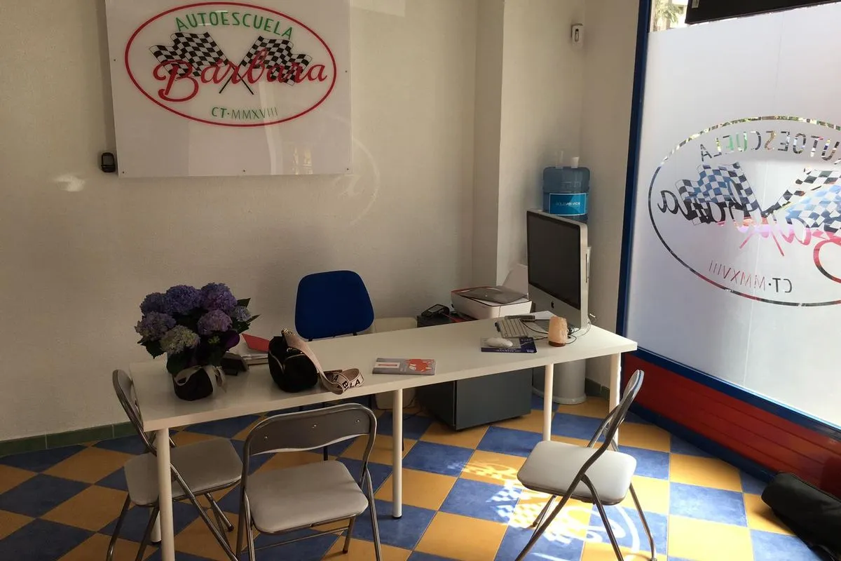 Oficina de Autoescuela Bárbara en Cartagena, con la mesa de atención a los alumnos