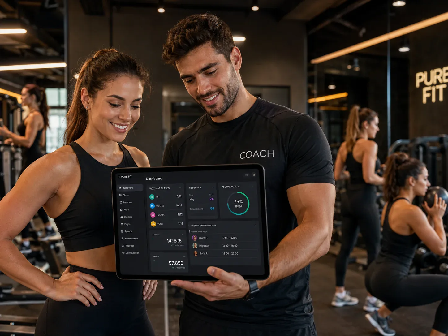 Equipo de un gimnasio boutique consultando reservas y ocupación desde el software de gestión