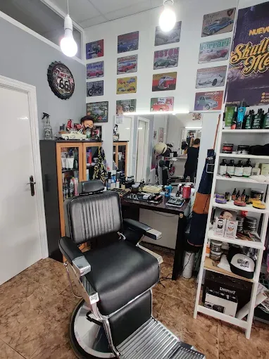 Sillón, espejo y productos en el interior de La Barbería de José Alejandro