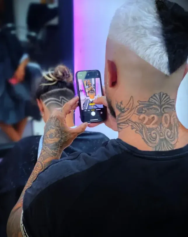 Barbero de La Barbería de Raul fotografiando un corte en Cartagena