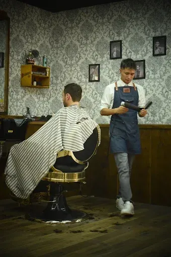 Interior de The Lords Barber durante un servicio de barbería