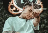 Profesional de The Lords Barber con sus tijeras en la barbería